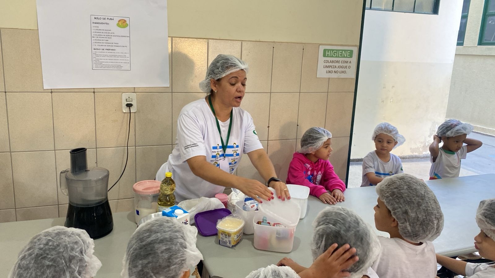 Crianças da Pré-Escola III nos festejos juninos e na rica culinária típica!