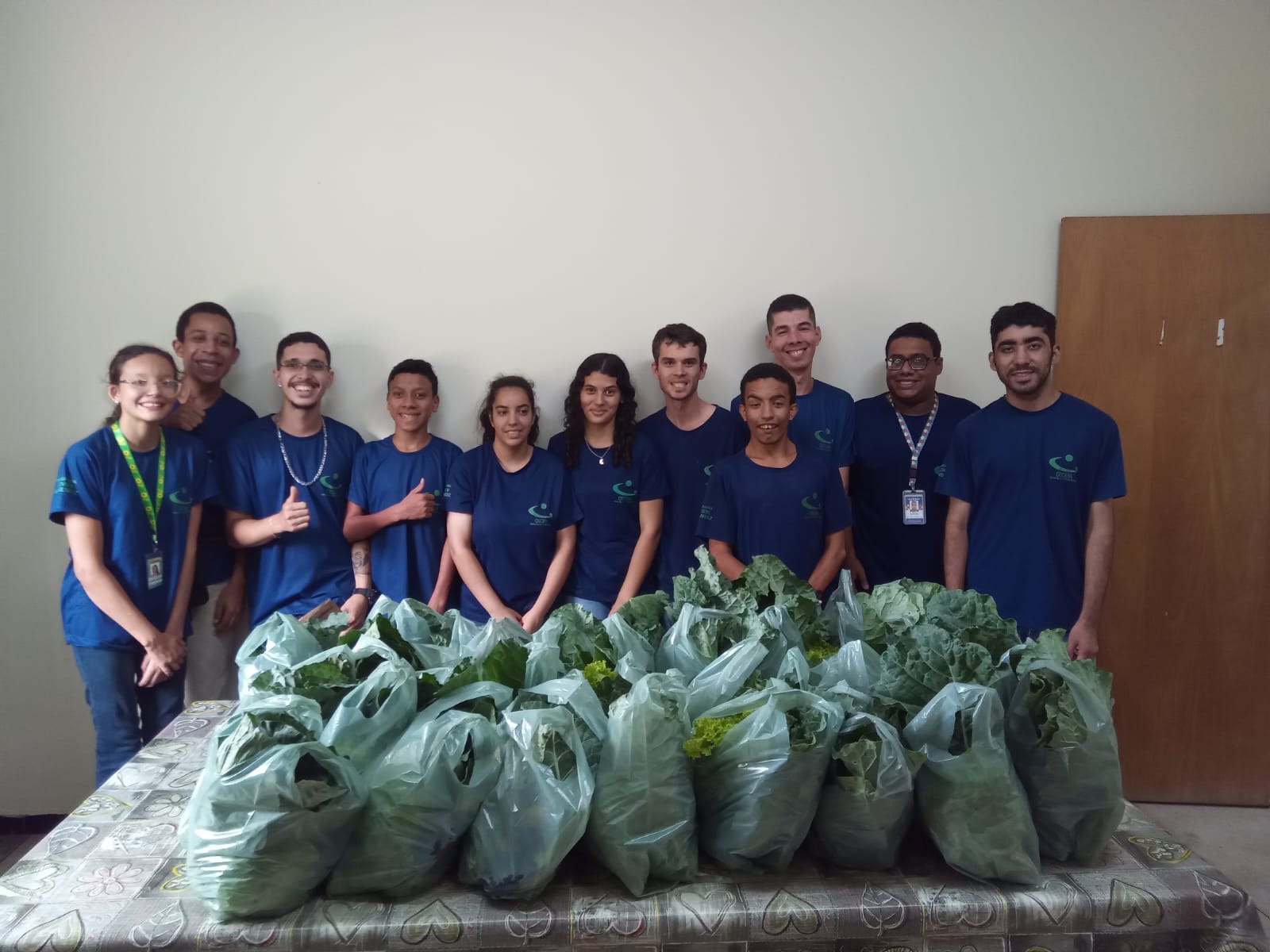 Entrega de verduras aos jovens do Programa Osceia Inclusão