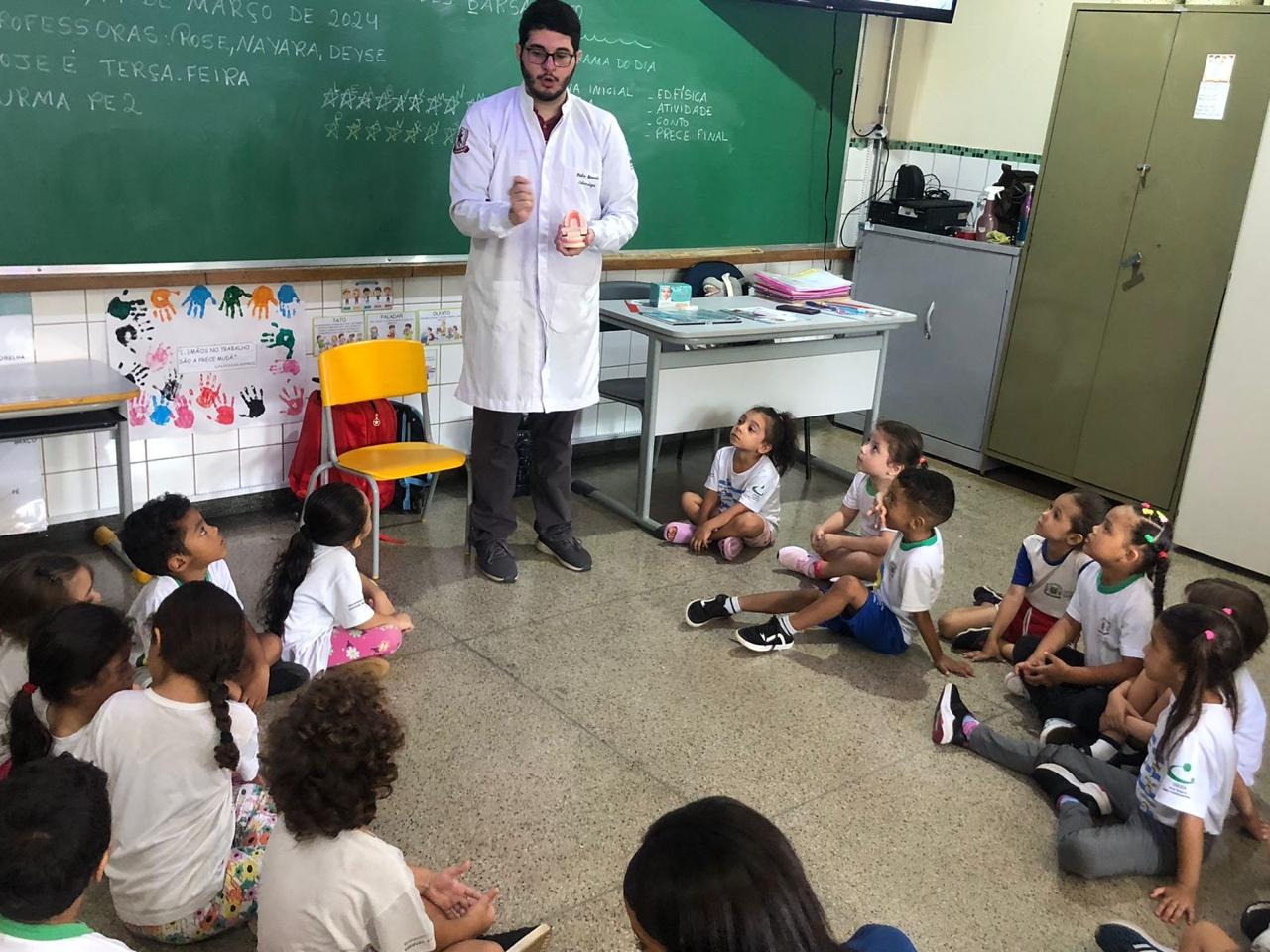 Turma da Pré-escola II recebe a visita do Dr. Pedro para uma aula bastante especial!