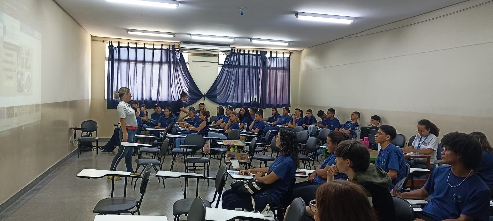 Jovens do Programa Jovem Aprendiz da Osceia participam de palestra educativa.