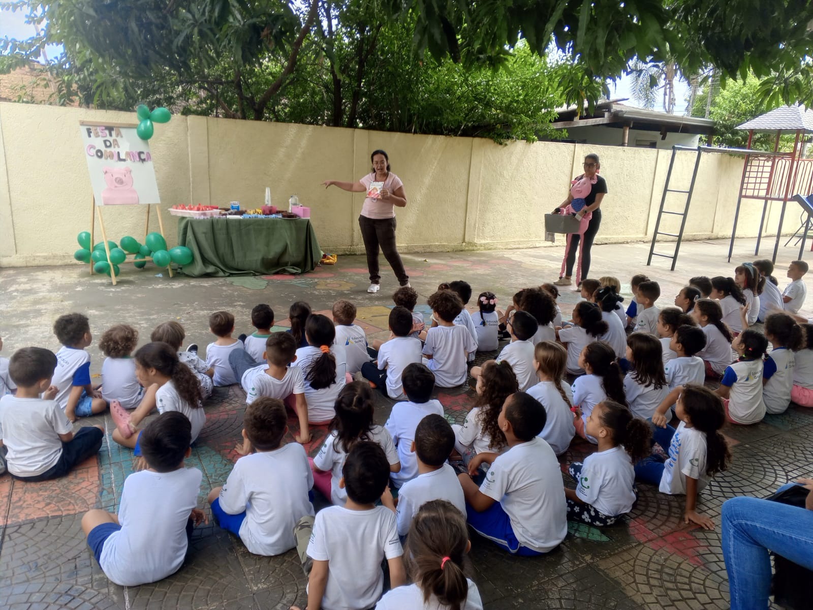 Crianças do 1° ano do Educandário Espírita Eurípedes Barsanulfo, realizaram uma festa da comilança!