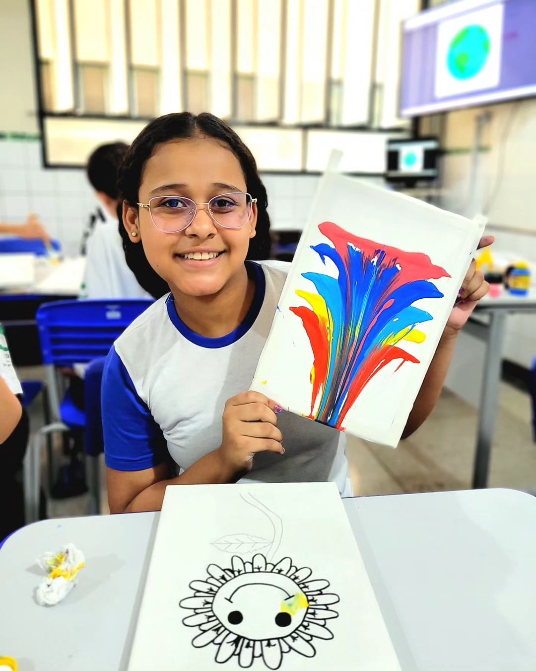 Alunos do Educandário Eurípedes Barsanulfo Expressam Criatividade em Atividade de Pintura em Tela